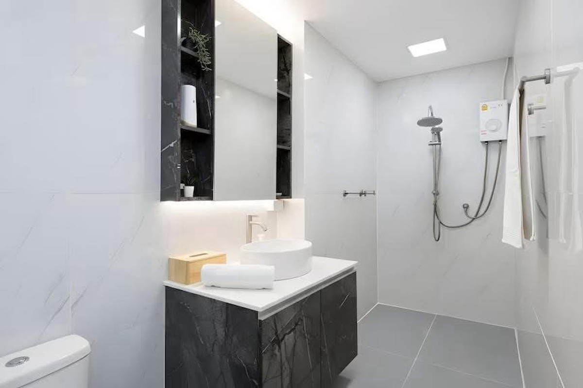 ให้เช่าบ้านรัชดา ห้วยขวาง : ปล่อยเช่าบ้าน 2 ชั้น หลังมุม ขนาด 36 ตรว. 300 ตรางเมตร ซอยรัชดา 18 บ้านสวยตกแต่งใหม่ เฟอร์นิเจอร์ครบพร้อมอยู่ ในหมู่บ้าน ปลอดภัยไม่มีโจร เพื่อนบ้านดีไม่มีปัญหา จอดรถหน้าบ้านได้ 1-2 คัน
