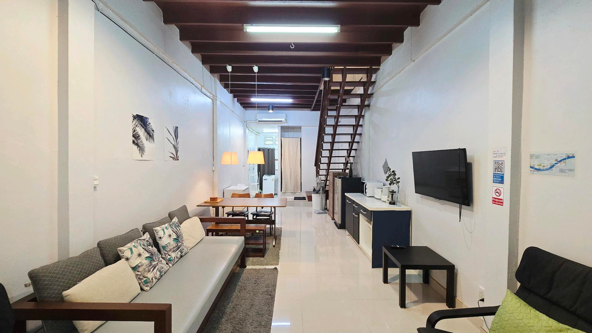 ให้เช่าทาวน์โฮมวงเวียนใหญ่ เจริญนคร : 📣 For Rent | Townhome 2 ชั้น ใกล้ BTS กรุงธนบุรี (ซอยเจริญนคร 18)
🏡 บ้านรีโนเวทใหม่ แต่งครบ พร้อมอยู่ ใกล้ไอคอนสยาม ใกล้สาทร