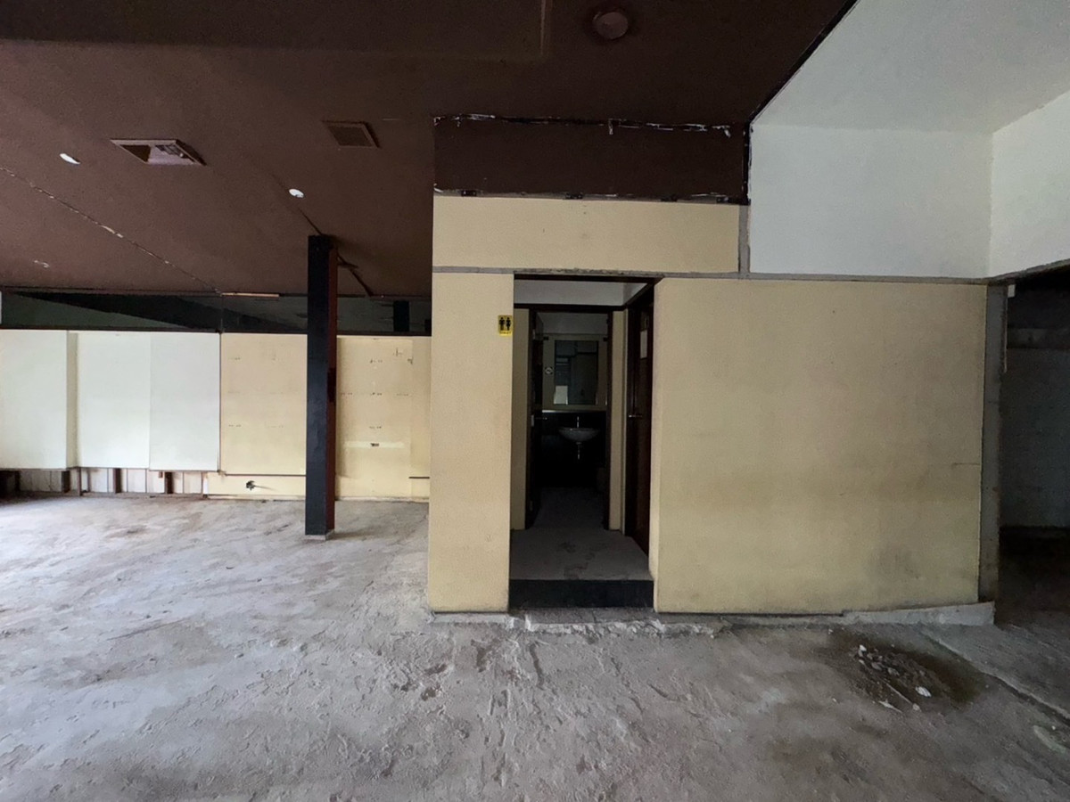 ให้เช่าร้านค้า/ตลาดนัดสุขุมวิท อโศก ทองหล่อ : พื้นที่ธุรกิจ 180 ตารางเมตร ชั้น 3 ซอยทองหล่อ สุขุมวิท 55 มีที่จอดรถ ทำเลดี