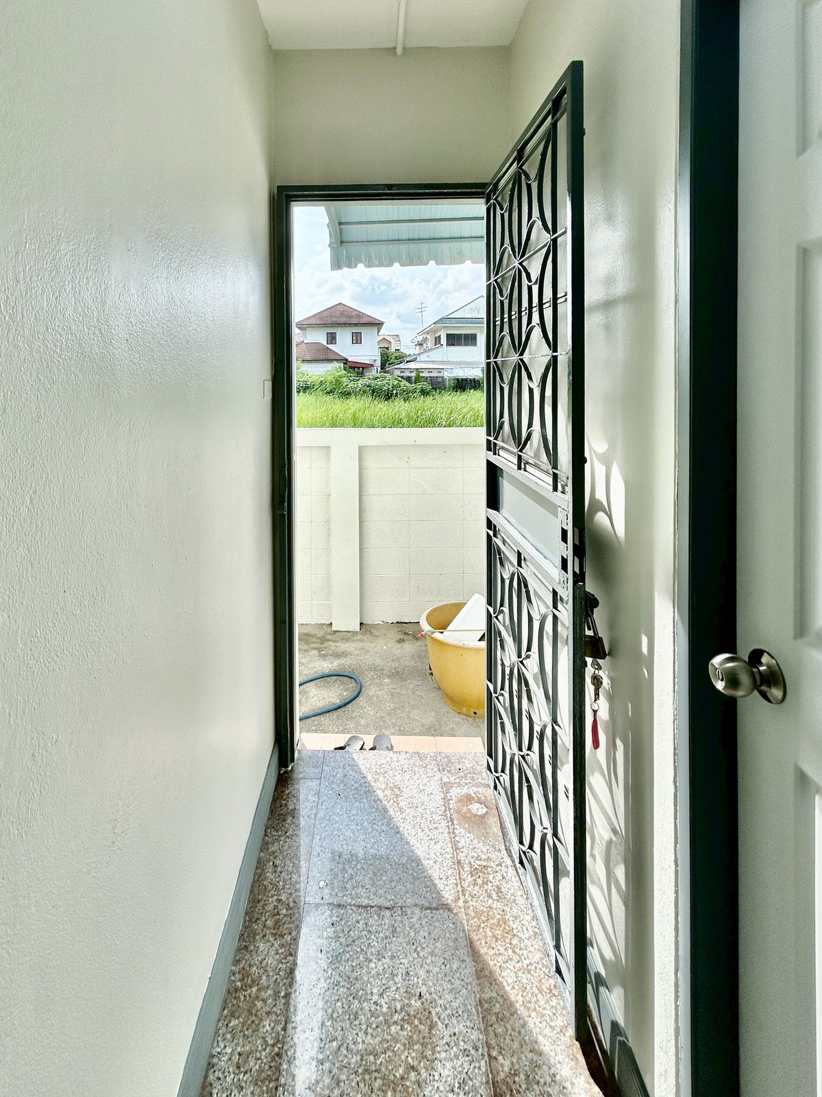 ให้เช่าบ้านปิ่นเกล้า จรัญสนิทวงศ์ : ให้เช่าบ้านแฝด 2 ชั้น 42 ตร.ว. ห่างจากถนนกาญจนาภิเษก200เมตรจากตัวบ้าน ใกล้ถนนพรานนกตัดใหม่200เมตร และใกล้เดอะพาสิโอ้ 1.5 กม. 