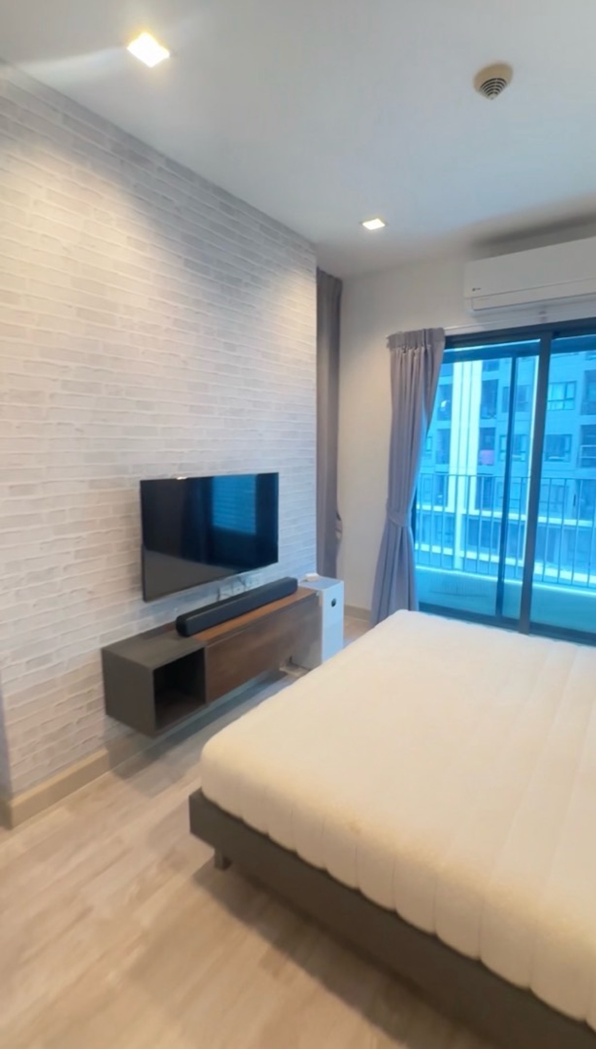 ให้เช่าคอนโดพระราม 9 เพชรบุรีตัดใหม่ RCA : ด่วน ‼️ Ideo mobi rama9 ‼️ห้องใหญ่ 57ตรม. 
2bed 2bath 28,000/เดือน พร้อมเข้าอยู่ 
เดินไป mrt rama9 ได้เลย ✨