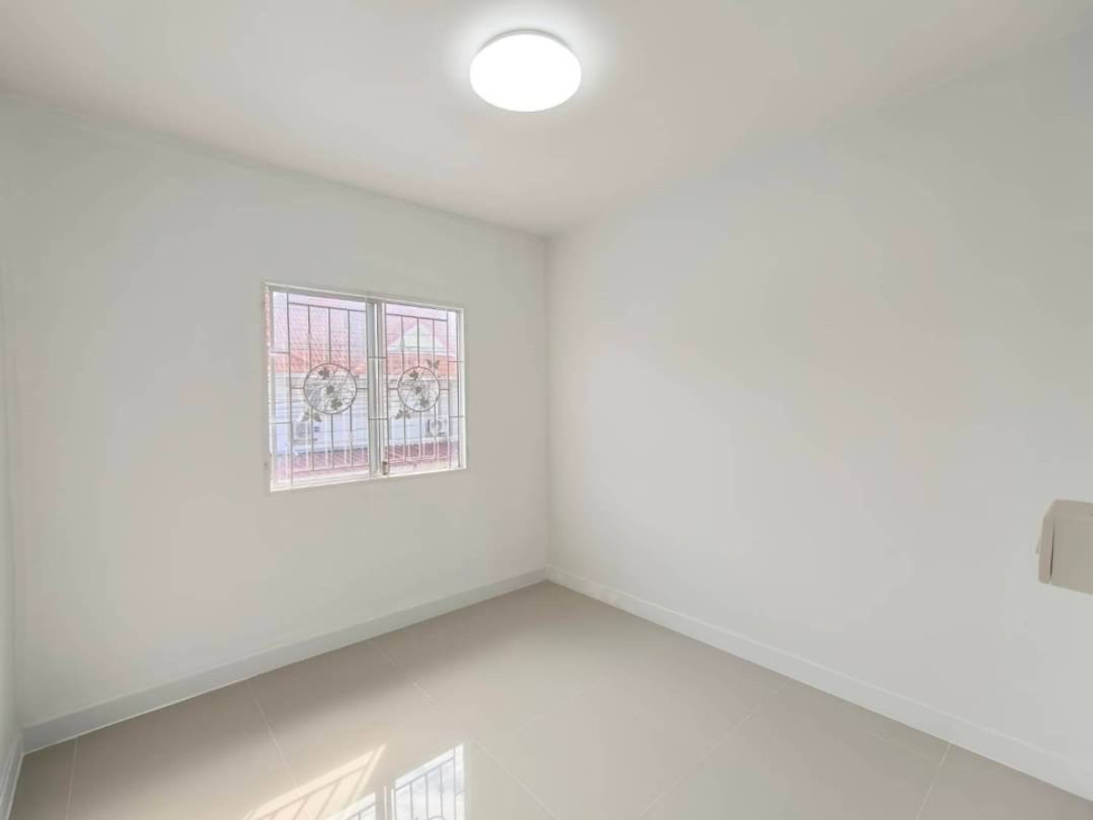 ขายทาวน์โฮมนนทบุรี บางใหญ่ บางบัวทอง : ขายทาวน์เฮ้าส์พฤกษา 33 วัดลาดปลาดุก หลังมุม 22 ตร.ว. แต่งใหม่พร้อมเฟอร์ฯ ฟรีโอน