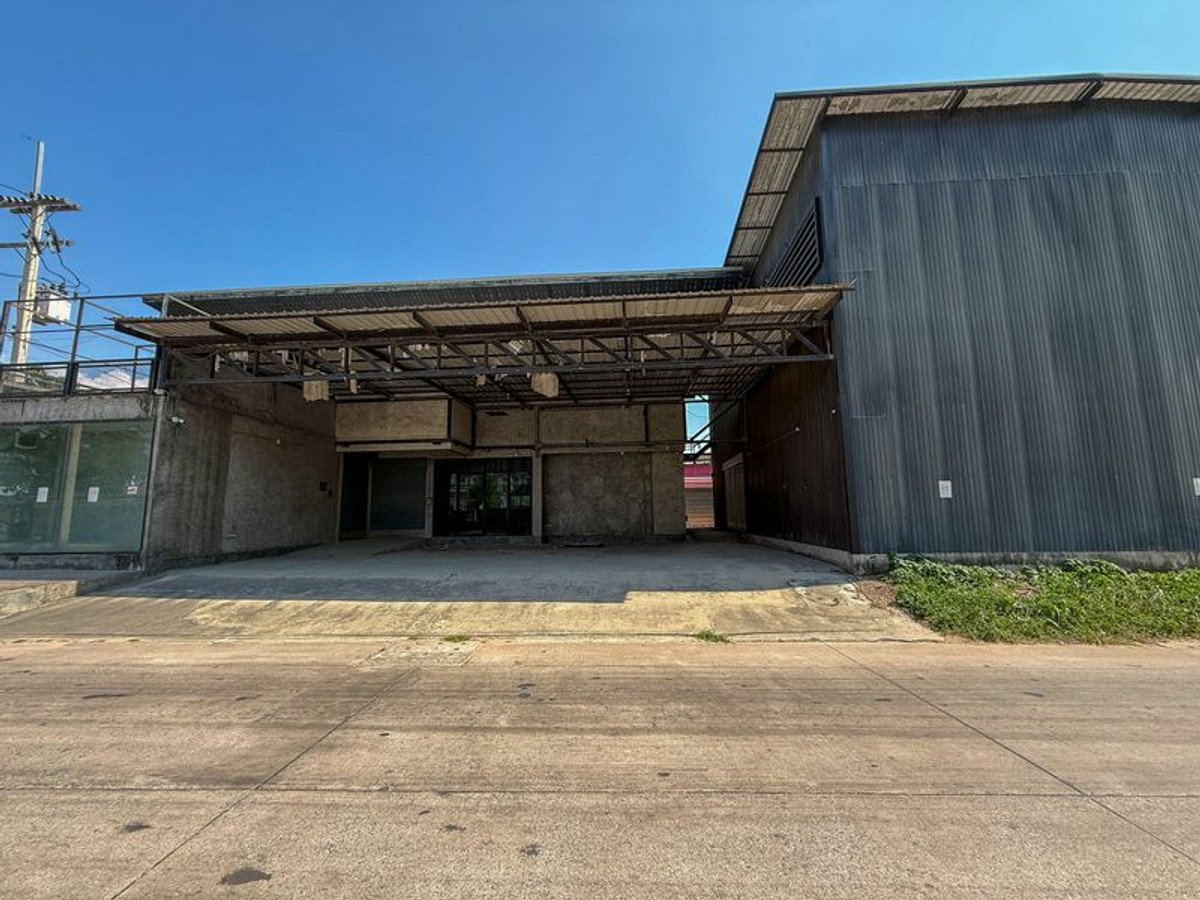 For SaleWarehouseSriracha Laem Chabang Ban Bueng : Warehouse + Office for sale in Sriracha, near Laem Chabang (Saha Group). Suitable for logistics companies / SMEs.