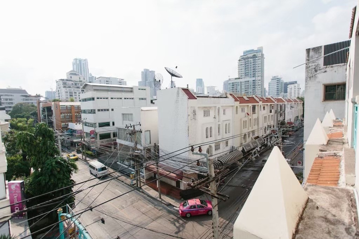 For RentCondoSukhumvit, Asoke, Thonglor : Urgently available room for rent: Young Place, Soi Prasarnmit (Sukhumvit 23). If interested in negotiating the price, add Line @condo168 (with @ in front as well)