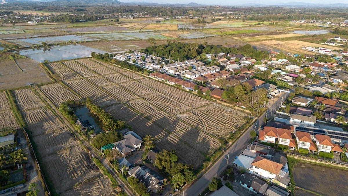 ขายที่ดินเชียงราย : ขายที่ดิน ทำเลทอง บ้านดู่ อ.เมือง จ.เชียงราย 17 ไร่ ๆ ละ 4 ล้าน ใกล้สนามบิน ม.ราชภัฏ สร้างหอพัก หมู่บ้านได้ ทำเลที่พักอาศัย