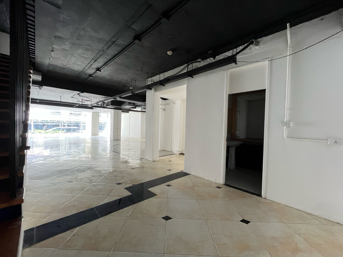 For RentRetail SpaceWitthayu, Chidlom, Langsuan, Ploenchit : Business space, size 311 sq m., G floor + mezzanine, next to the road, good location, near BTS Chidlom, Lang Suan, Witthayu, embassy and Lumpini Park, Ratchadamri ((has parking))