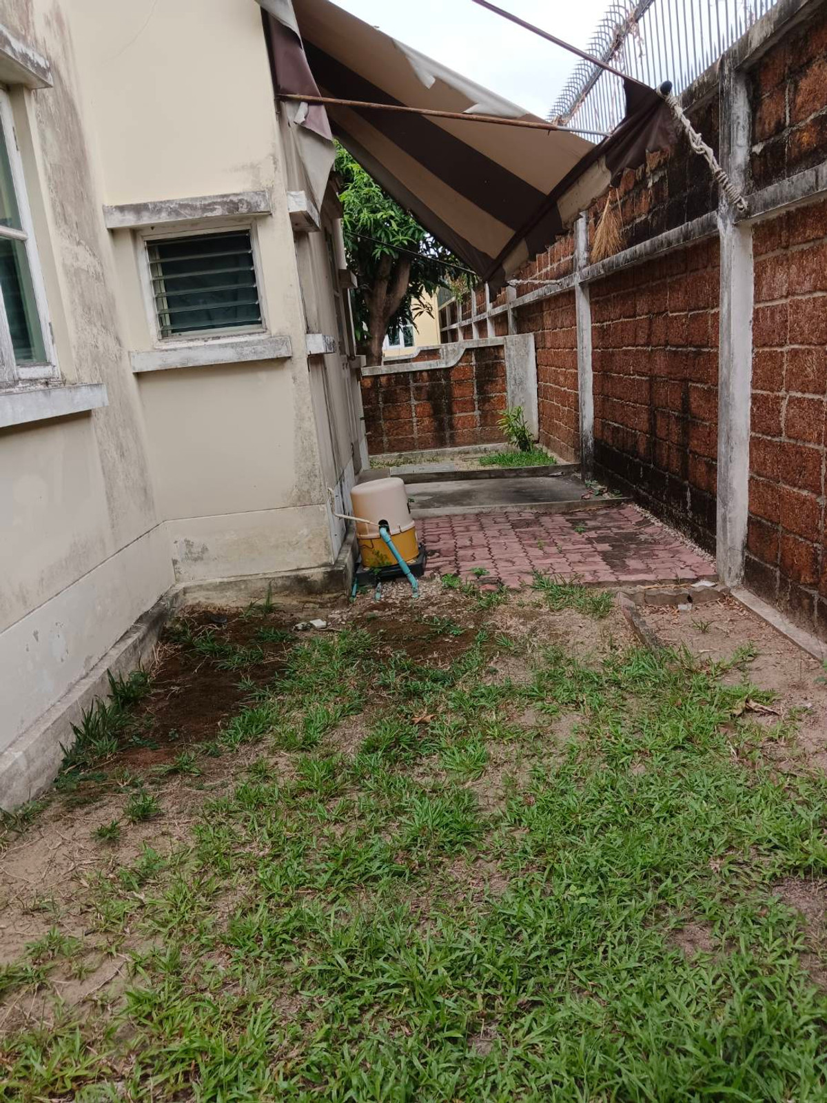 ขายบ้านราษฎร์บูรณะ สุขสวัสดิ์ : ใกล้ทางด่วนเพียง 1 กม.! มัณฑนา ธนบุรีรมย์ ทำเลดีมีทางเข้า-ออก 2 ทาง เดินทางเข้าเมืองสะดวก เพียง 15 นาที ก็ถึงพระราม3