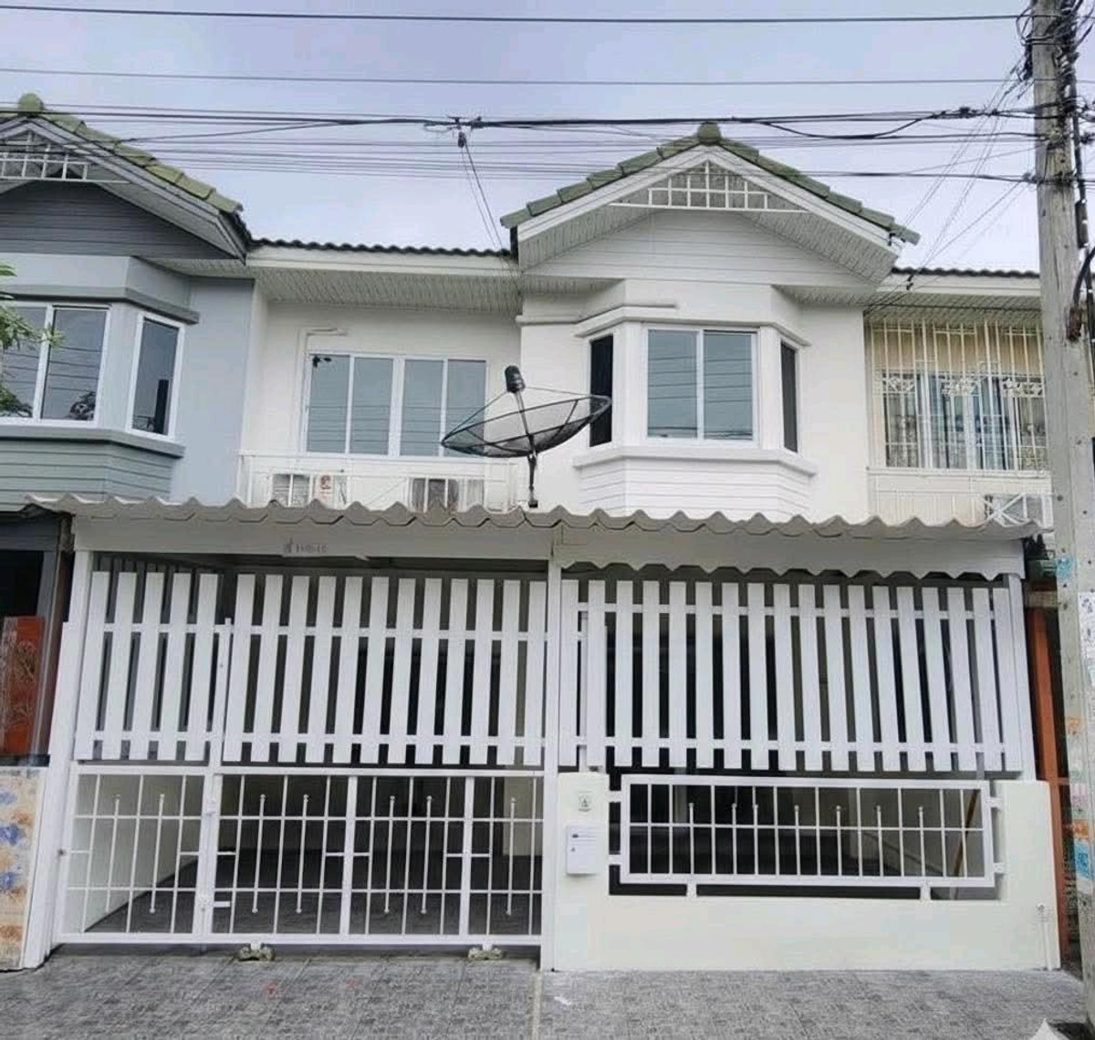 ขายทาวน์โฮมพระราม 2 บางขุนเทียน : บ้านพร้อมอยู่ รีโนเวท 3 ห้องนอน 2 ห้องน้ำ 2 ที่จอดรถ ราคา 2.19 ล้านบาทฟรีโอน