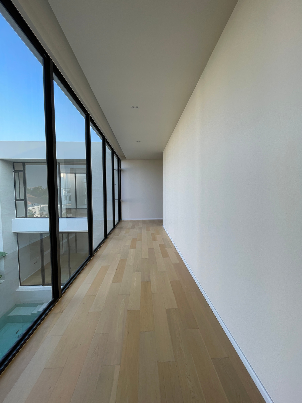 ขายบ้านเลียบทางด่วนรามอินทรา : 🔥 EXCLUSIVE PROMOTION 🔥โอกาสสุดท้ายในการครอบครองในราคาพิเศษที่สุด [ขาย] 💎 Ultra Luxury Show Unit | ELIVA Ekkamai - Eastville 💎 บ้านเดี่ยวหรู 3 ชั้น ดีไซน์ Mid-Century Modern — ความเป็นส่วนตัวสูงสุดเพียง 4 ยูนิตในโครงการ!