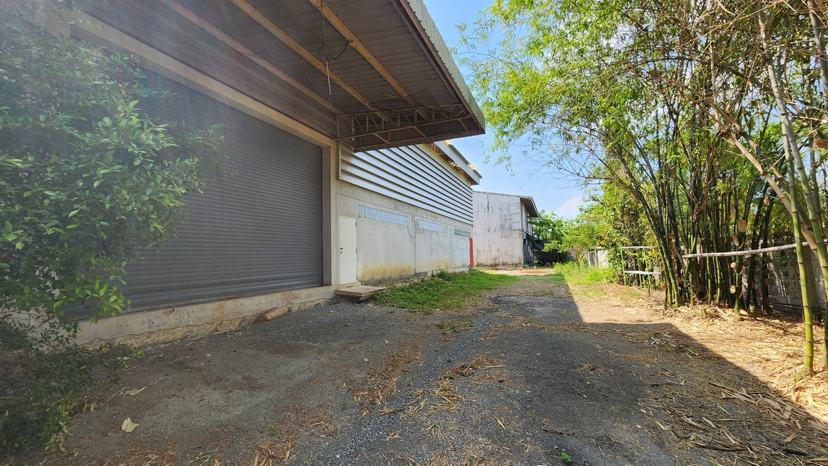 For RentWarehouseBangna, Bearing, Lasalle : Warehouse with office, 2 floors, good location, needs additional decorations, for rent in Bang Bo-Bang Phli area, near The Vintage Club.