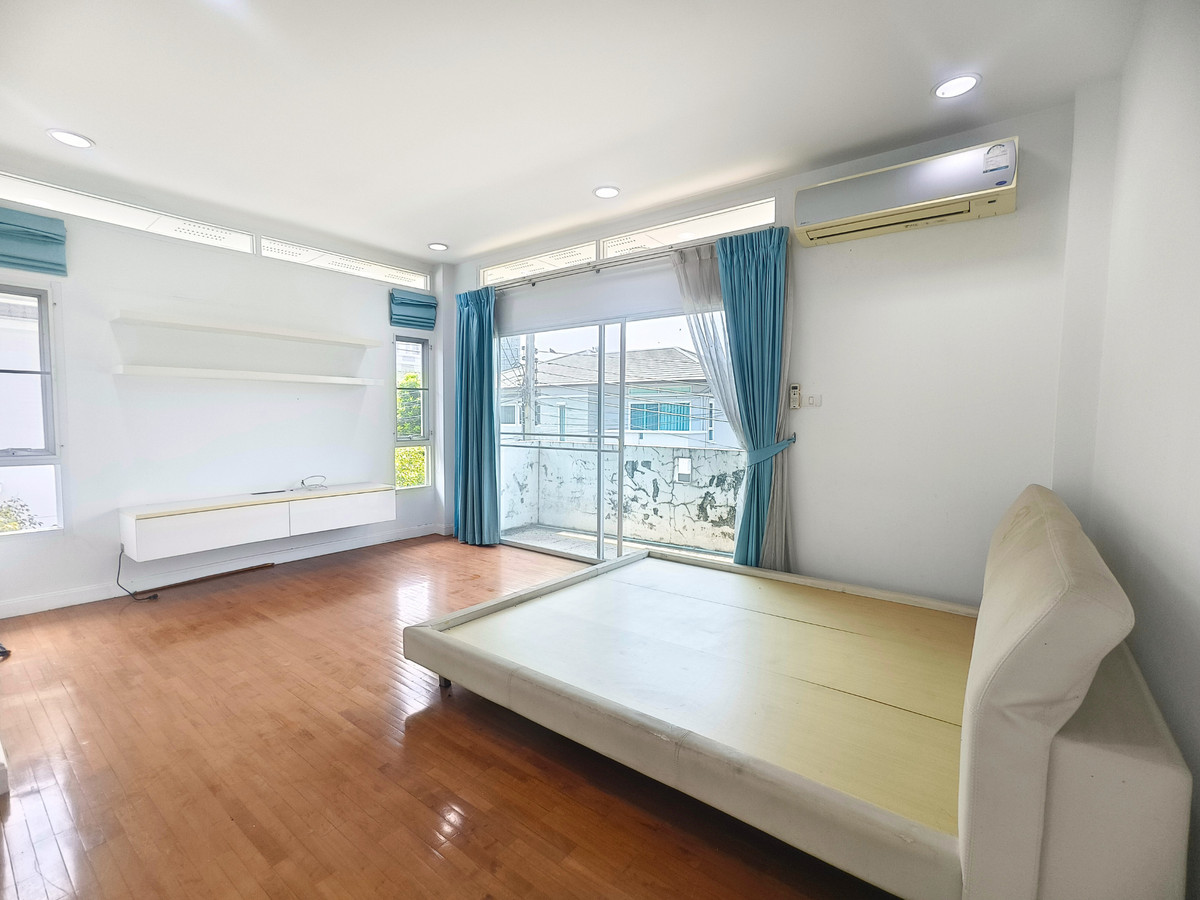 ขายบ้านมีนบุรี-ร่มเกล้า : ขาย บ้านเดี่ยว สัมมากร รามคำแหง162/1 ติดรถไฟฟ้า 4 ห้องนอน 3 ห้องน้ำ เพดานสูง double volume มีห้องนอนชั้นล่าง พร้อมตกแต่ง ค่าส่วนกลางถูก