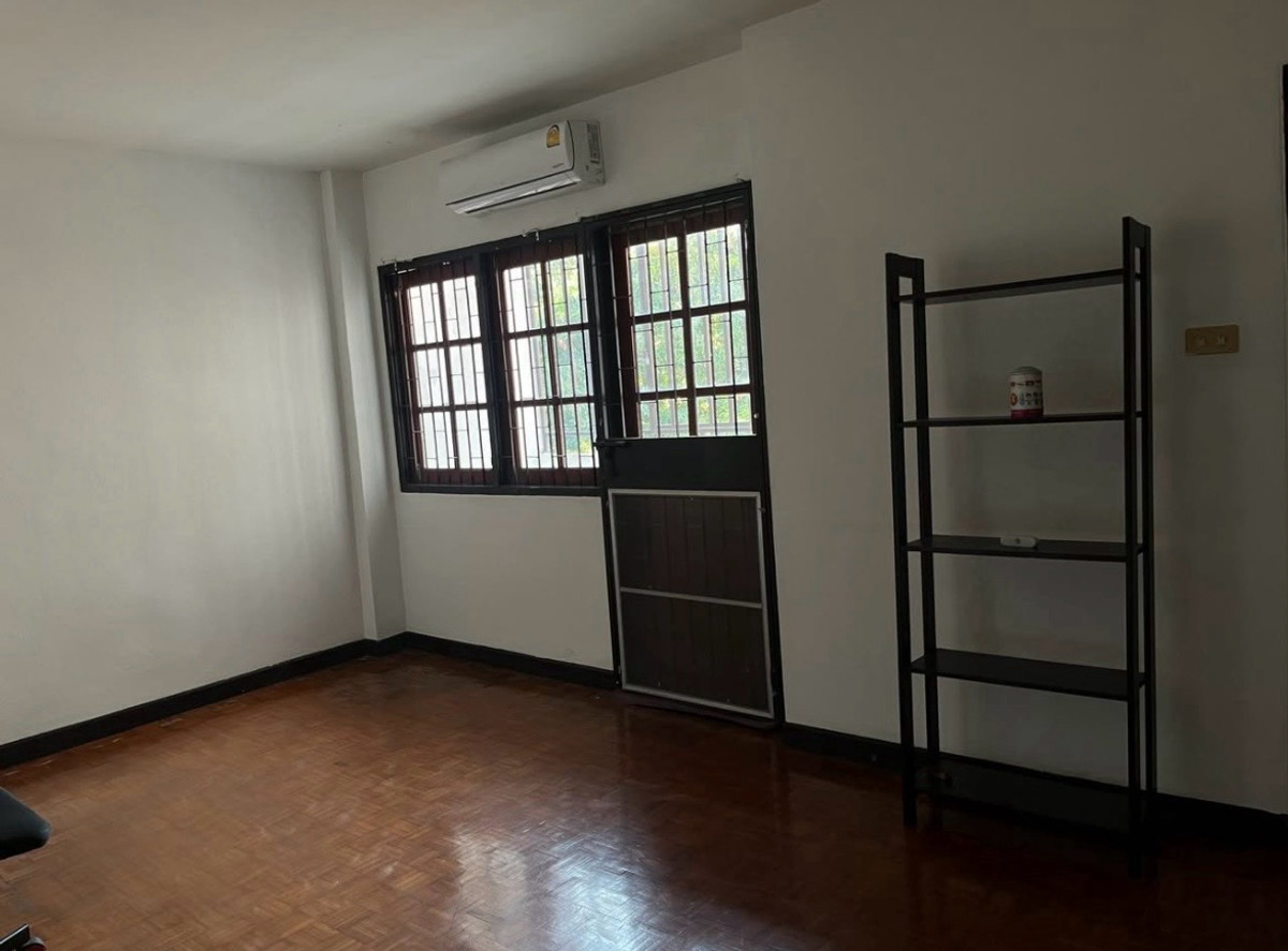 For RentHome OfficeRatchadapisek, Huaikwang, Suttisan : For rent‼️4-story townhome, completely renovated | Suitable for living / making an office / registering a company 🚇Location: Suthisan Road (near MRT Suthisan, can walk)