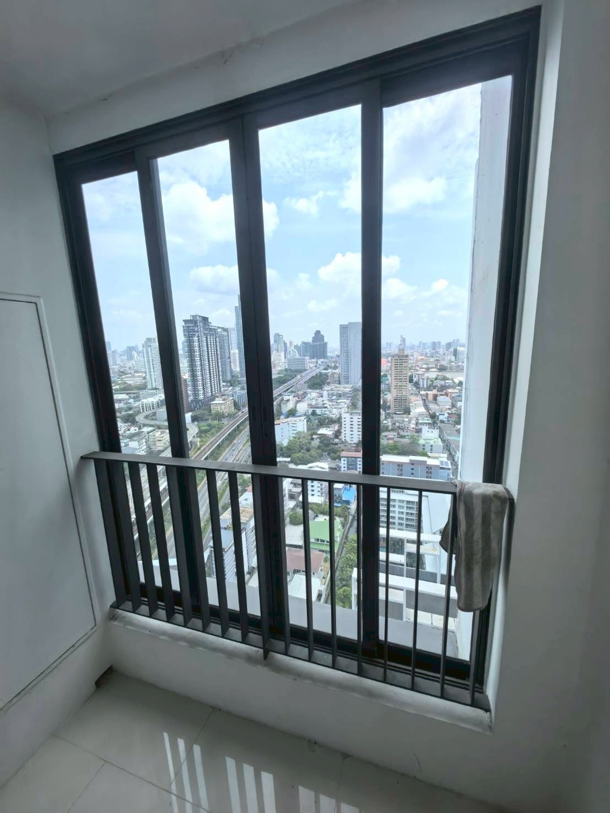 ขายคอนโดวงเวียนใหญ่ เจริญนคร : ขายคอนโด Ideo Mobi Sathorn แขวงบางลำภูล่าง เขตคลองสาน จังหวัดกรุงเทพมหานคร  ราคา 5,500,000  บาท