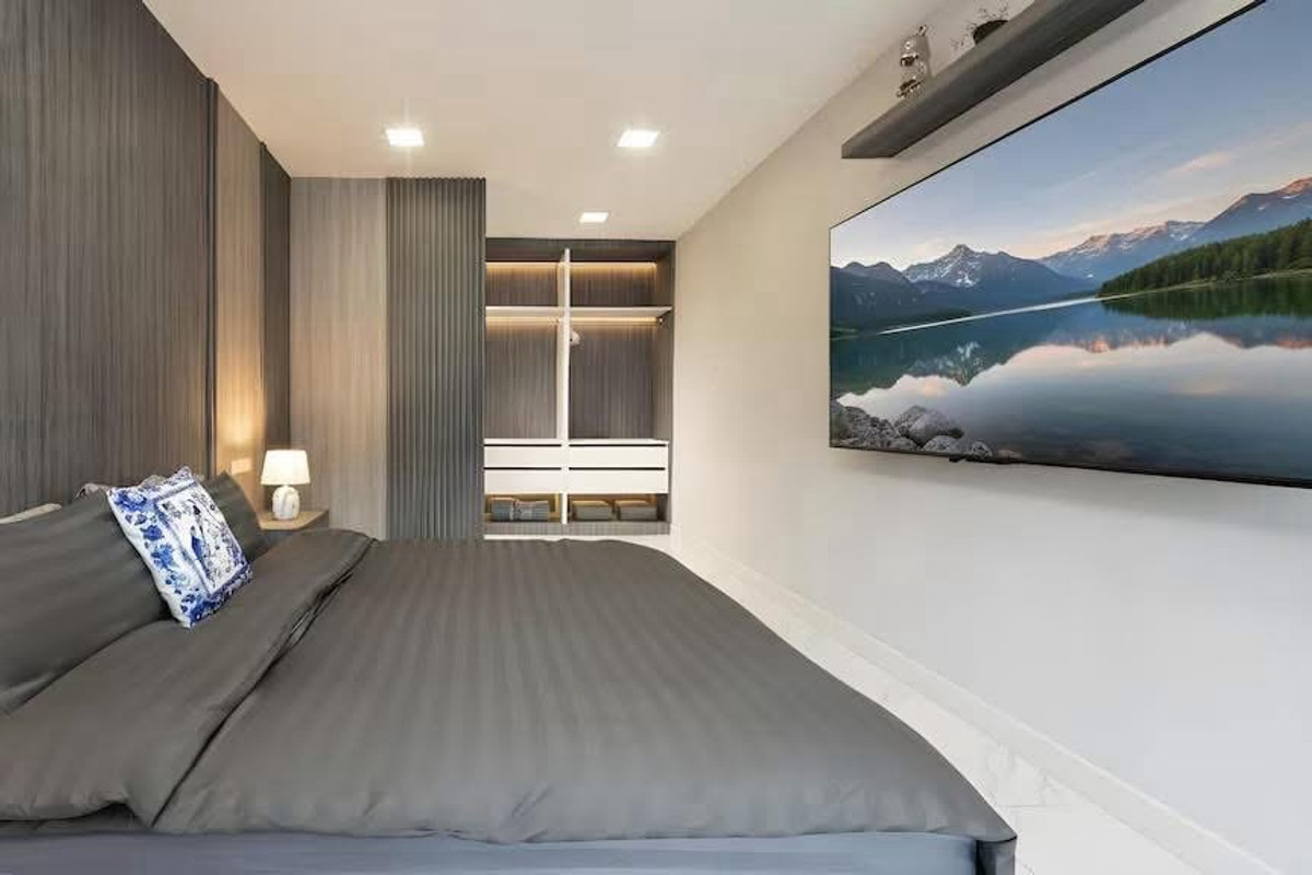 ให้เช่าบ้านรัชดา ห้วยขวาง : ปล่อยเช่าบ้าน 2 ชั้น หลังมุม ขนาด 36 ตรว. 300 ตรางเมตร ซอยรัชดา 18 บ้านสวยตกแต่งใหม่ เฟอร์นิเจอร์ครบพร้อมอยู่ ในหมู่บ้าน ปลอดภัยไม่มีโจร เพื่อนบ้านดีไม่มีปัญหา จอดรถหน้าบ้านได้ 1-2 คัน
