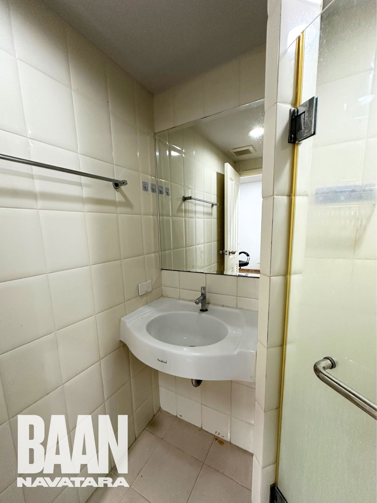 ให้เช่าคอนโดเกษตร นวมินทร์ ลาดปลาเค้า :  คอนโดบ้านนวธารา 61ตรม. ชั้น1 ห้องอยู่บริเวณหัวมุม เงียบสงบ  ถเข้าได้ 2 ทาง หน้าห้อง เข้าจากที่จอดรถ และ หลังห้อง ออกไปเป็นสระว่ายน้ำและ fitness