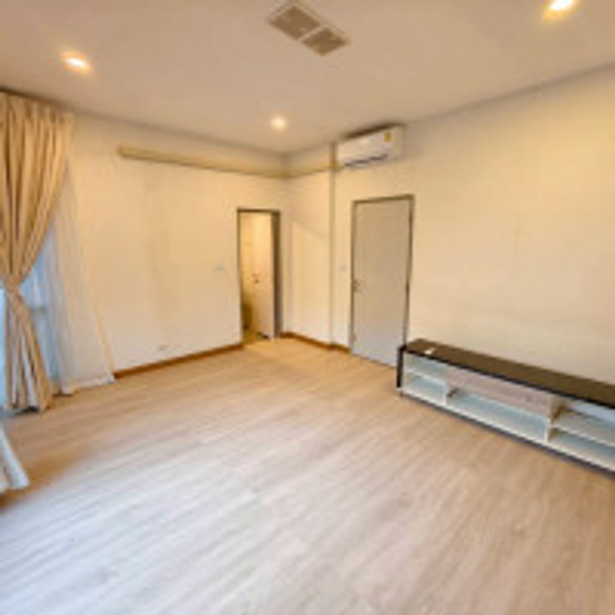 HouseLadkrabang, Suwannaphum Airport : Sell/rent luxury house THE CITY Sukhumvit-On Nut Private corner house, 4 bedrooms, 5 bathrooms, 18.5 million (rent 1 hundred thousand), has a separate pet room, fully furnished, ready to move in, AP quality society.