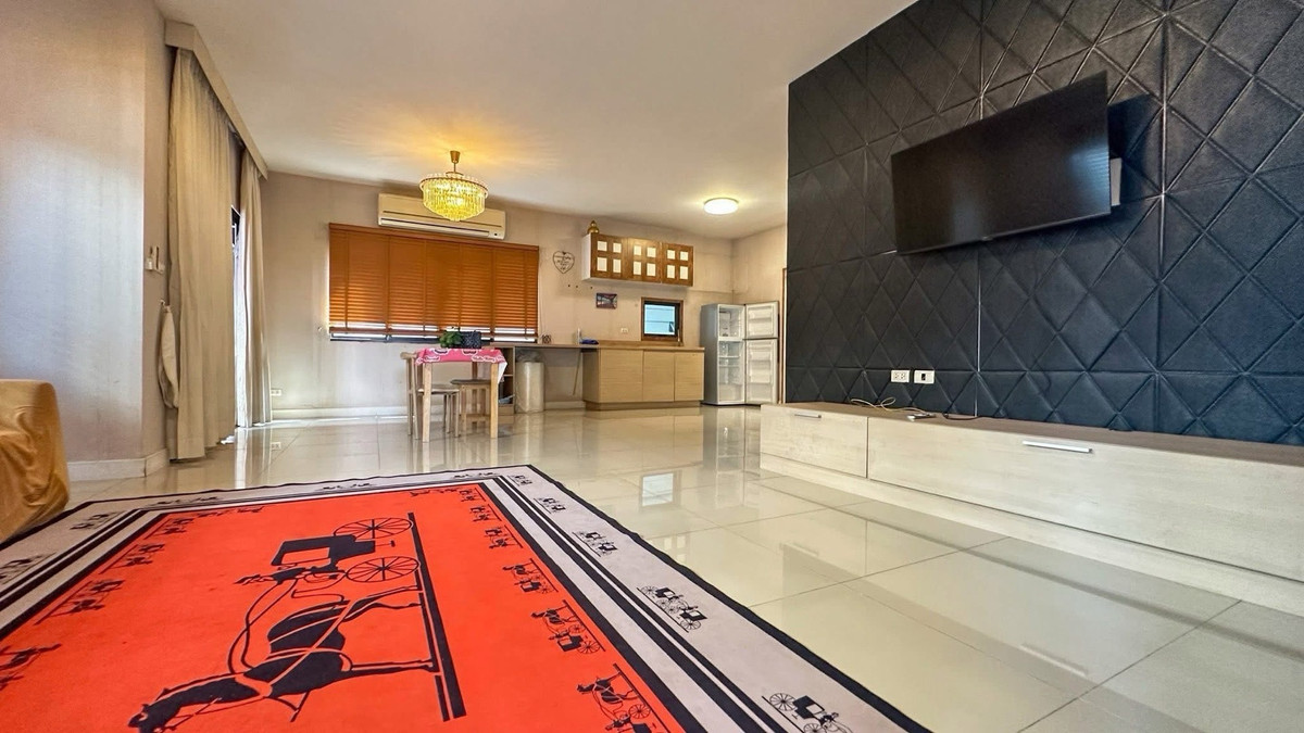 For RentHouseNawamin, Ramindra : House for rent Watcharapol Near Central Ramindra, 67 sq m., 3 bedrooms, 3 bathrooms, has a maids room with an ensuite bathroom. Beautiful house, fully decorated, ready to move in.