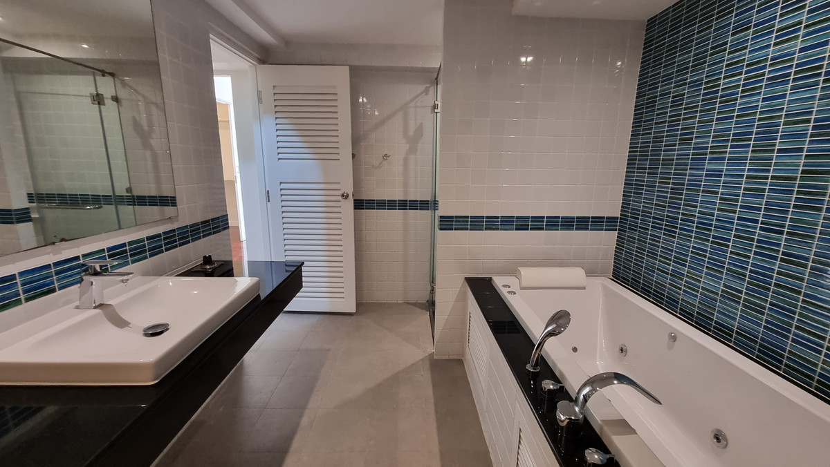 For SaleTownhomeSukhumvit, Asoke, Thonglor : Townhouse for sale, renovated, Thonglor, 4 bedrooms, 3 bathrooms, land size 30 sq m.