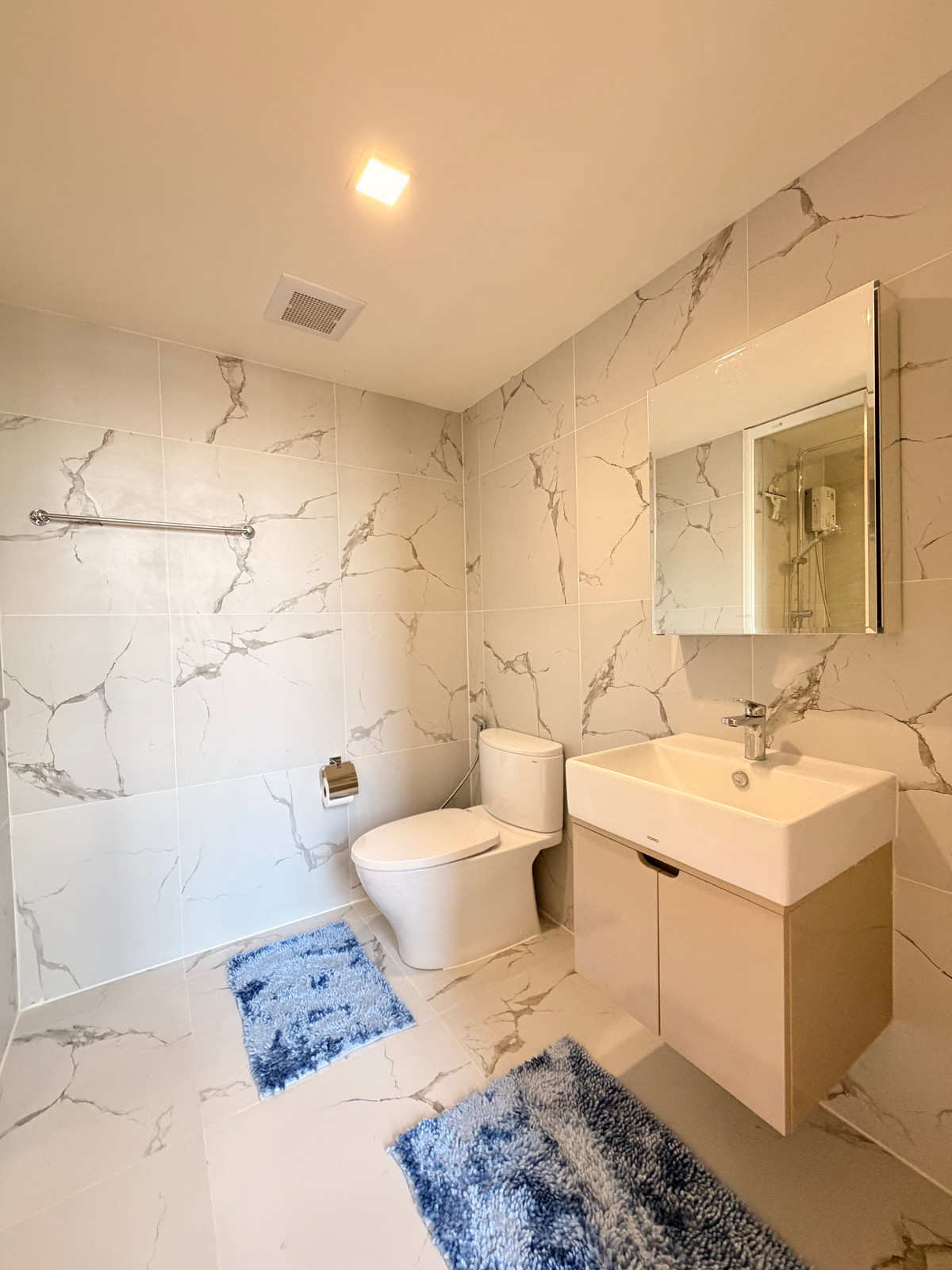 For RentCondoWongwianyai, Charoennakor : Loft Duplex room, fully furnished, ready to move in, free WiFi throughout the contract.