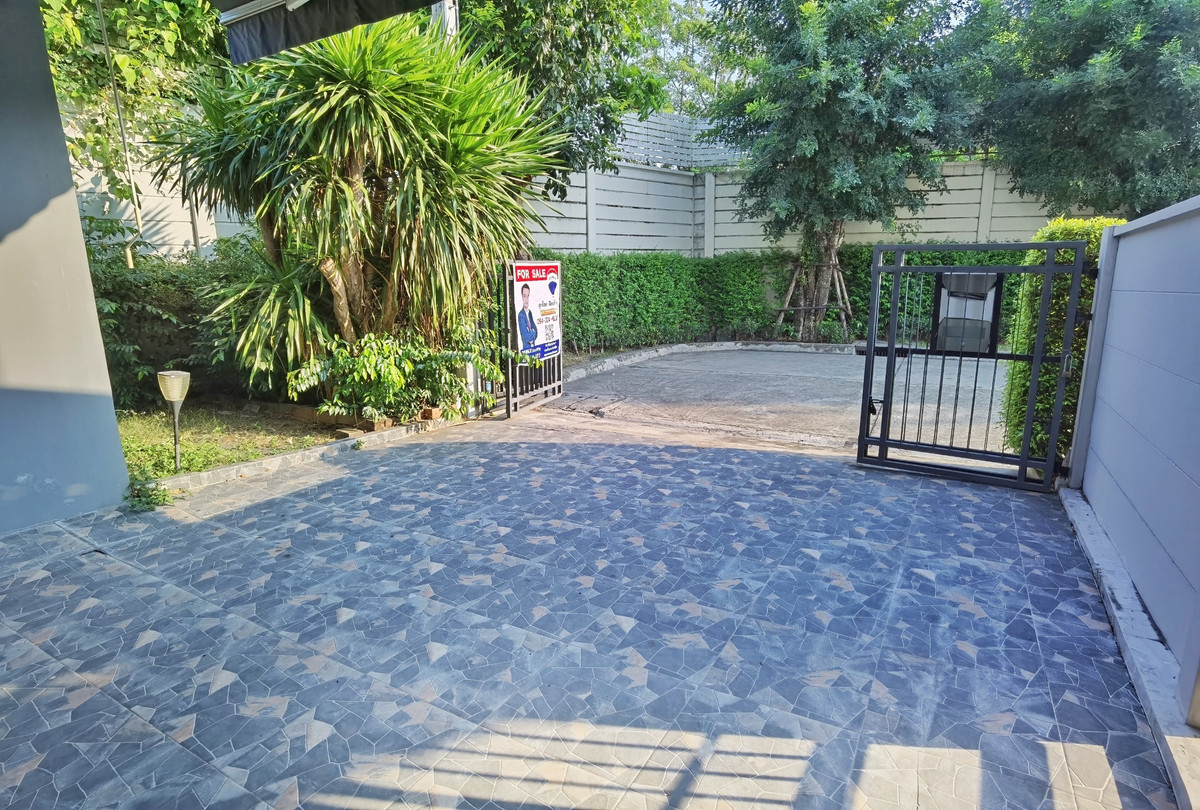 For SaleTownhomeRattanathibet, Sanambinna : [Selling at a loss! Decorated in the millions] Baan Klang Muang Rattanathibet, back side, 33 sq m, near MRT Nonthaburi Intersection 1, only 500 meters.