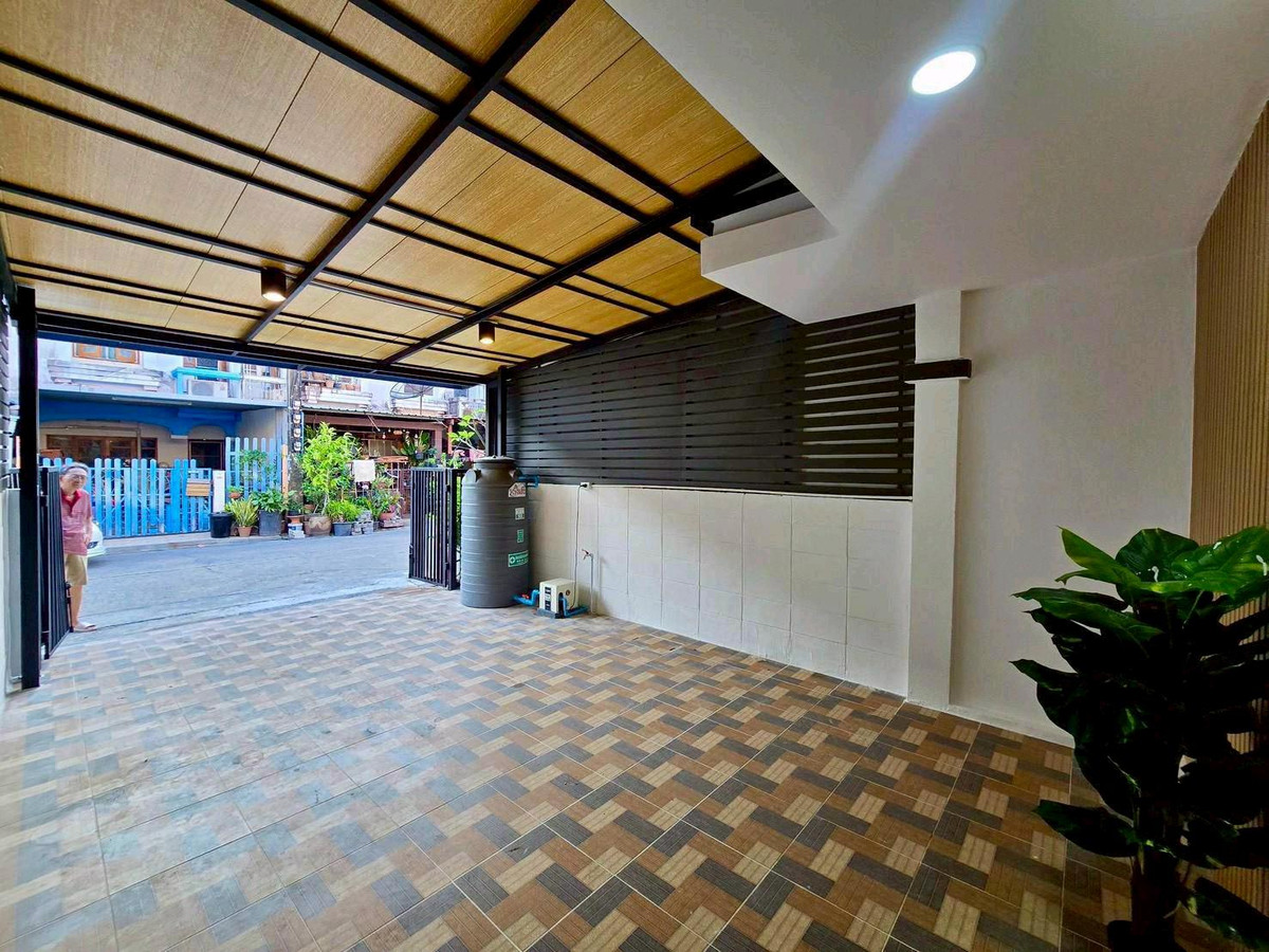 For SaleTownhomeNawamin, Ramindra : 2-story townhouse for sale, Phanason Village 1, along Khlong Song 4, Liap Khlong Song Market. Wat Phraya Suren Fashion Island, Safari World, Ramindra, Jazz, Khubon, Makro, Lotus, Panya Indra, Bang Chan Temple, Bang Chan School, Synphaet Hospital, Nopparat