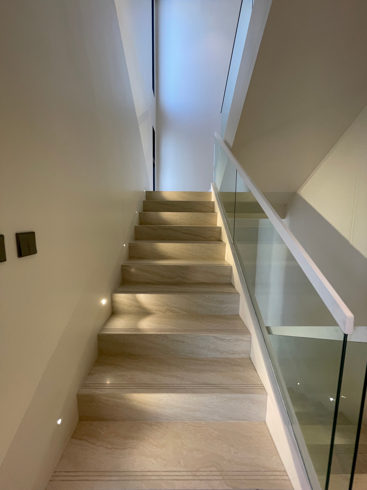 ขายบ้านเลียบทางด่วนรามอินทรา : 🔥 EXCLUSIVE PROMOTION 🔥โอกาสสุดท้ายในการครอบครองในราคาพิเศษที่สุด [ขาย] 💎 Ultra Luxury Show Unit | ELIVA Ekkamai - Eastville 💎 บ้านเดี่ยวหรู 3 ชั้น ดีไซน์ Mid-Century Modern — ความเป็นส่วนตัวสูงสุดเพียง 4 ยูนิตในโครงการ!