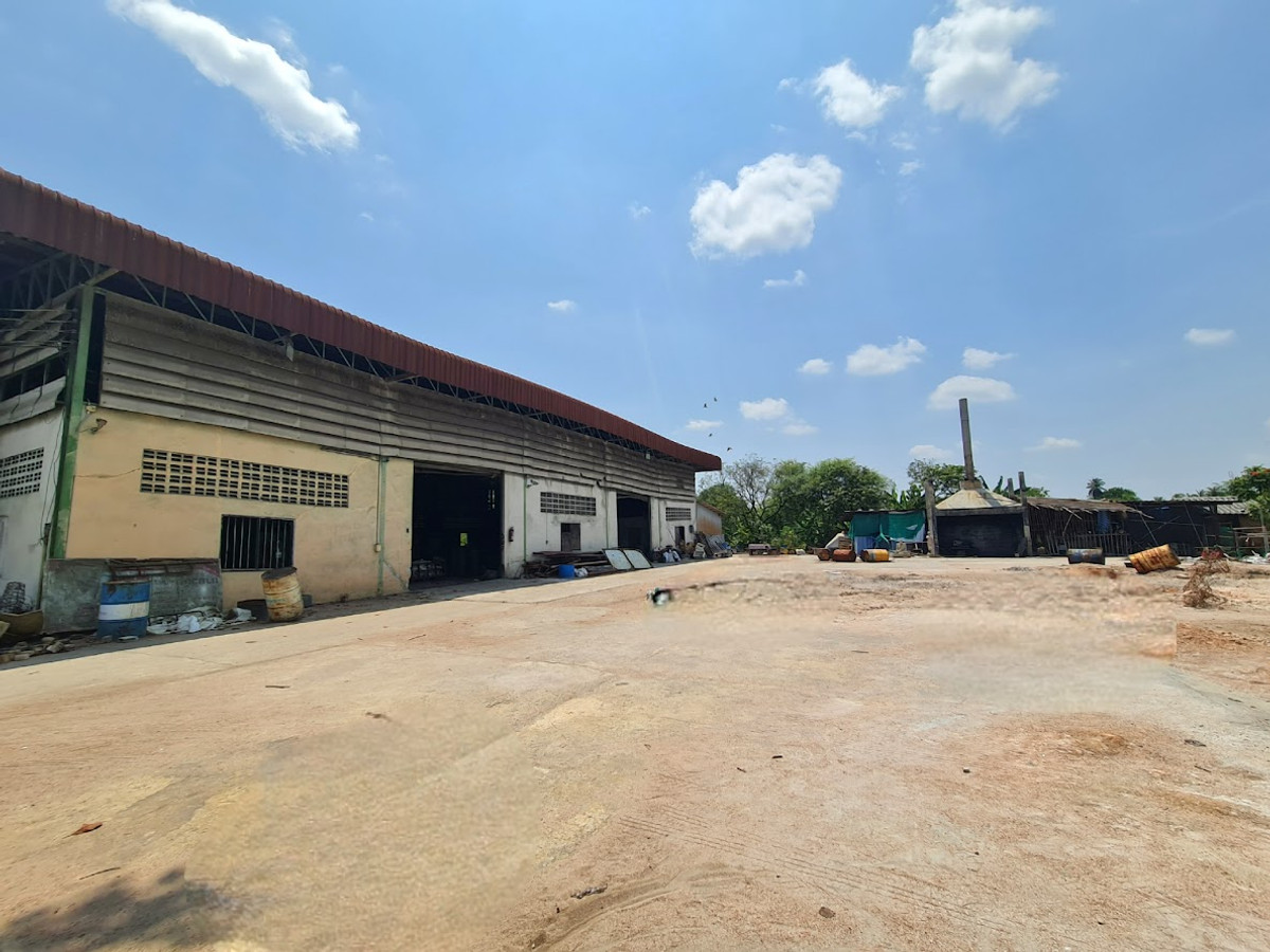 For SaleLandNakhon Pathom : Land for sale in Nakhon Pathom, Sam Phran District, with buildings, total area 6-3-79 rai, near Phetkasem Road.