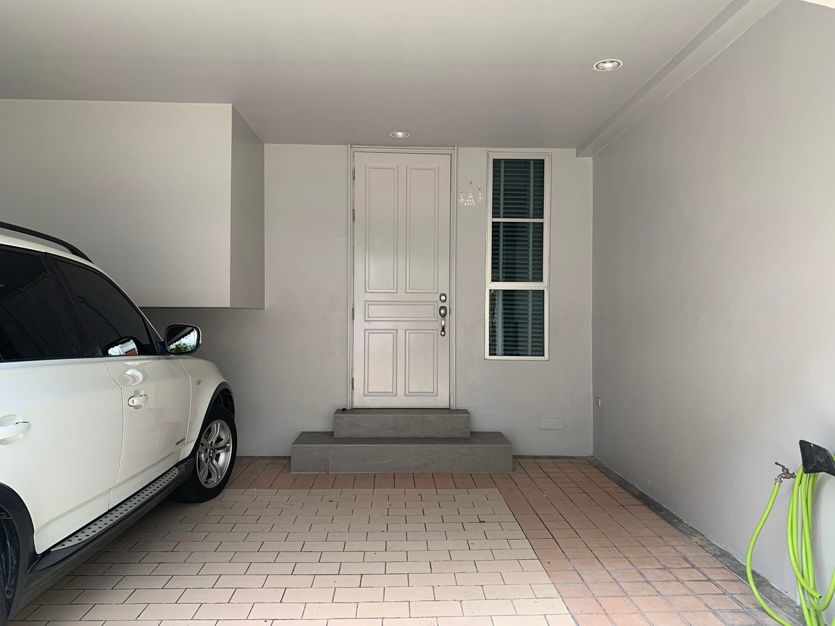 ให้เช่าทาวน์โฮมเลียบทางด่วนรามอินทรา : บ้านเลขที่ 88 ทาวน์โฮม เดินไป Central East Ville , คริสตัลปาร์ค ได้