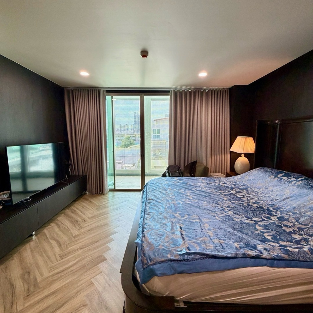 For SaleHome OfficeSapankwai,Jatujak : For sale 🏢 Luxurious 5-story home office with elevator + private swimming pool.
Saphan Khwai - Ari location | Modern Luxury design