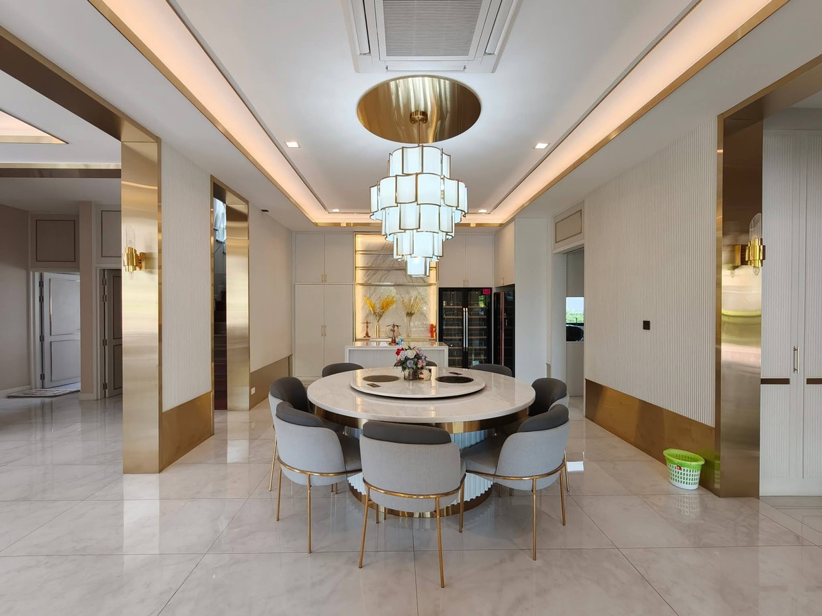 ขายบ้านพัฒนาการ ศรีนครินทร์ : Grand Bangkok Boulevard East Rama 9 บ้านเดี่ยวหรู 3 ชั้น พื้นที่ใช้สอย 827 ตร.ม. พร้อมเฟอร์นิเจอร์ทั้งหลัง Please call: 082-894-4624