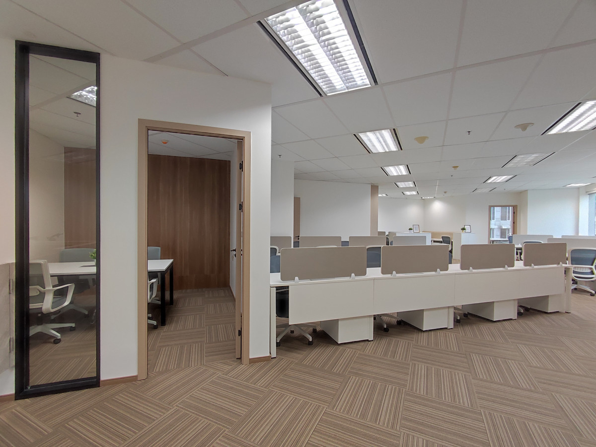 For RentOfficeWitthayu, Chidlom, Langsuan, Ploenchit : Office for rent, Ploenchit (Office For Rent), CRC Tower All Seasons Place, office space, size 100 - 1,700 square meters, price 990 baht/sq m, near BTS Ploenchit, Wireless Road, Lumpini, Chidlom, Pathumwan, Lang Suan 
 
