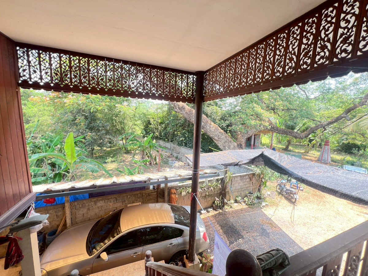 ขายบ้านสิงห์บุรี : บ้านเดี่ยว 2 ชั้น 42 ตร.ว. ครึ่งปูนครึ่งไม้สัก สภาพดี จ.สิงห์บุรี