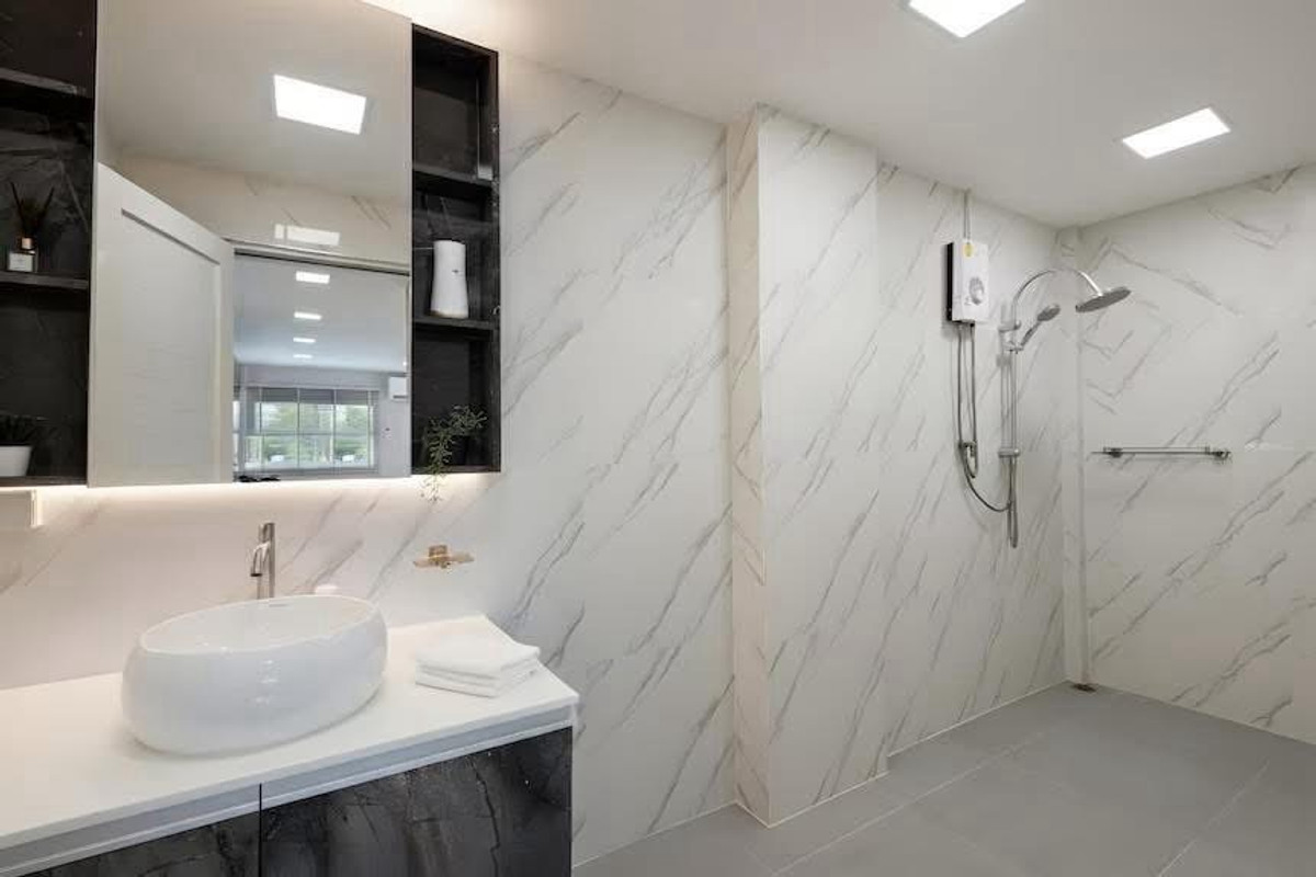 ให้เช่าบ้านรัชดา ห้วยขวาง : ปล่อยเช่าบ้าน 2 ชั้น หลังมุม ขนาด 36 ตรว. 300 ตรางเมตร ซอยรัชดา 18 บ้านสวยตกแต่งใหม่ เฟอร์นิเจอร์ครบพร้อมอยู่ ในหมู่บ้าน ปลอดภัยไม่มีโจร เพื่อนบ้านดีไม่มีปัญหา จอดรถหน้าบ้านได้ 1-2 คัน
