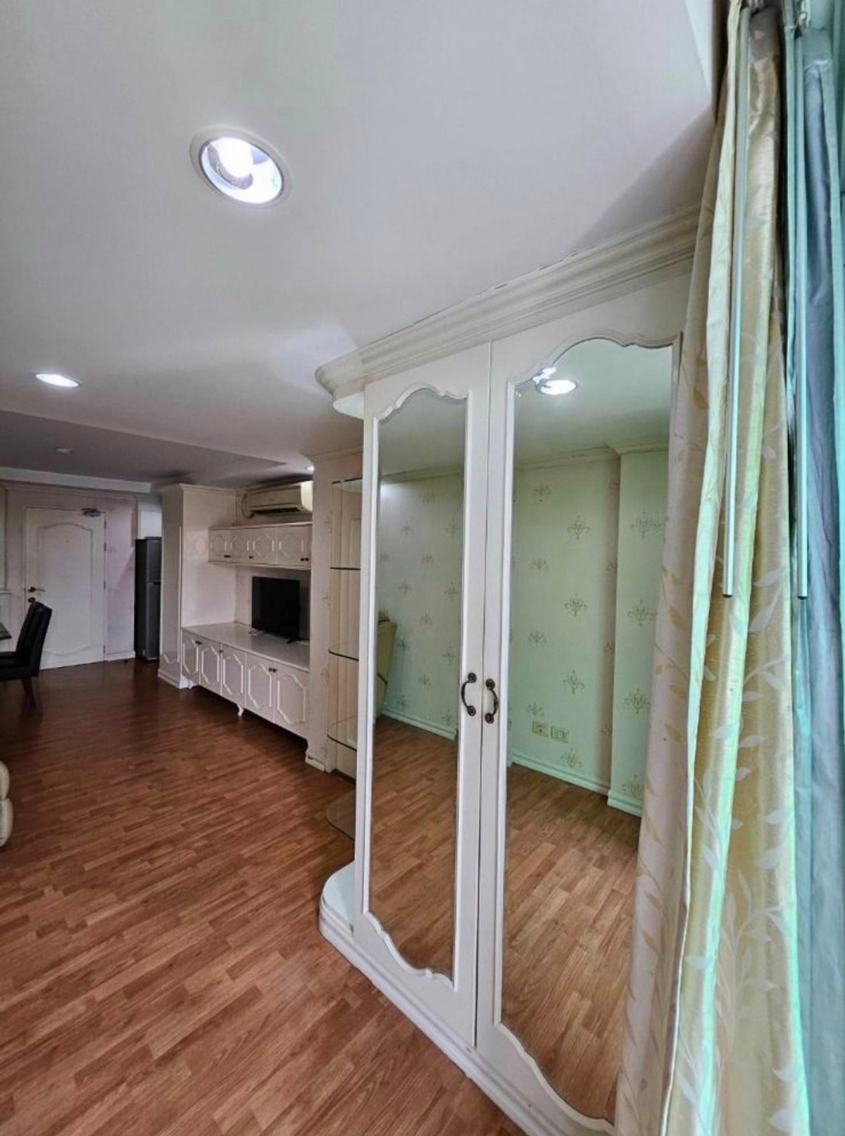 For RentCondoRatchadapisek, Huaikwang, Suttisan : 🏡 Big room, hard to find! The Kris 1, spacious room, very good layout, ready to move in.