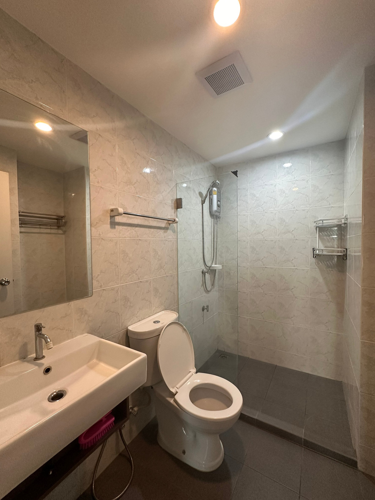 For SaleCondoVipawadee, Don Mueang, Lak Si : Urgent sale! Condo ready to move in, good location, Don Mueang-Songprapha, Grene Condo, Don Mueang-Songprapa, near Red Line Don Mueang / MRT Si Rat, corner room, 5th floor, size 34 sq m. Free common fees for the first year.