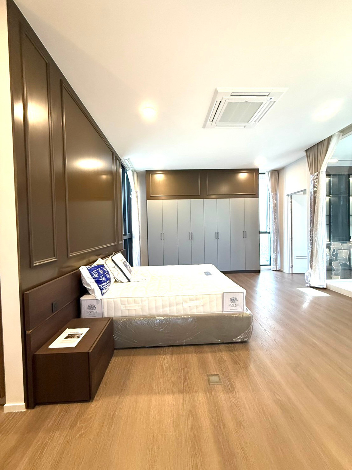 For SaleHousePattanakan, Srinakarin : House for sale VIVE New Krungthepkreetha has a private pool, private elevator, parking for 4 cars+