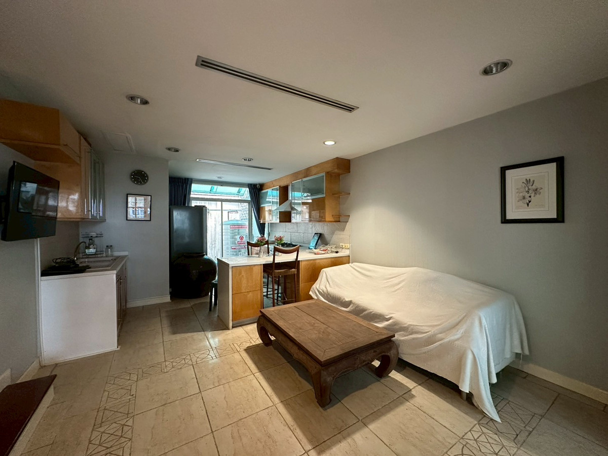 For SaleTownhomeSukhumvit, Asoke, Thonglor : Luxury townhouse in Thonglor area One of Bangkoks prime residential locations, suitable for families, executives, or foreigners who want to live in the heart of Sukhumvit. Large living space, complete functions, near BTS Thonglor. Community Mall restauran