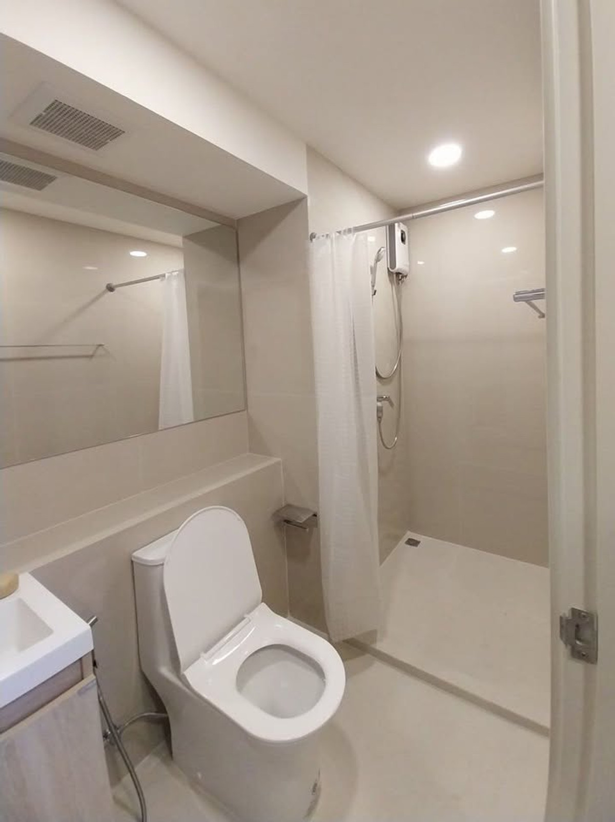 ให้เช่าคอนโดราษฎร์บูรณะ สุขสวัสดิ์ : 🏙️ อยู่คอนโดแต่ฟีลบ้าน! Xtra Loft เพดานสูง 4.95 ม. วิวโค้งน้ำเจ้าพระยา