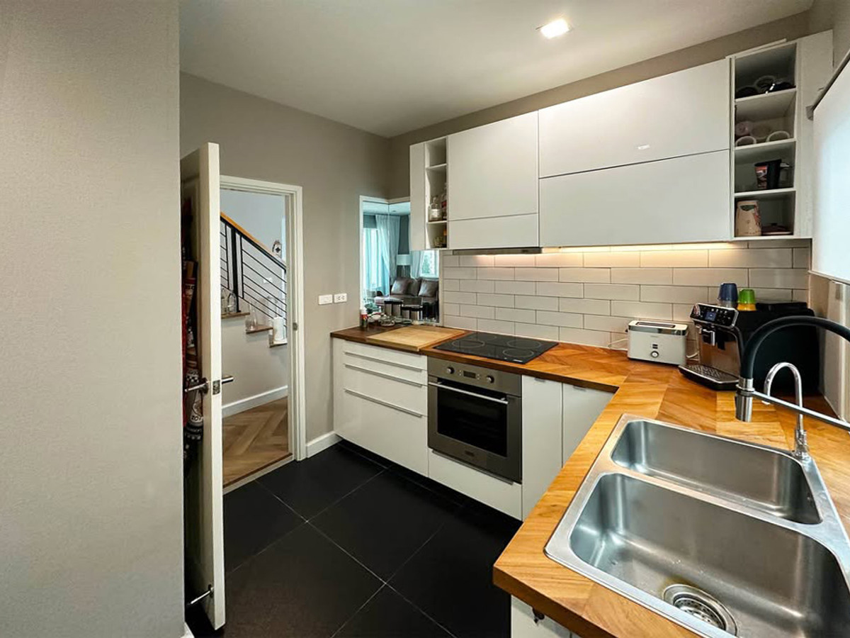 For SaleHousePattanakan, Srinakarin : 🏡 Only 6 Million Baht!! Detached House for Sale Golden Village On Nut 65