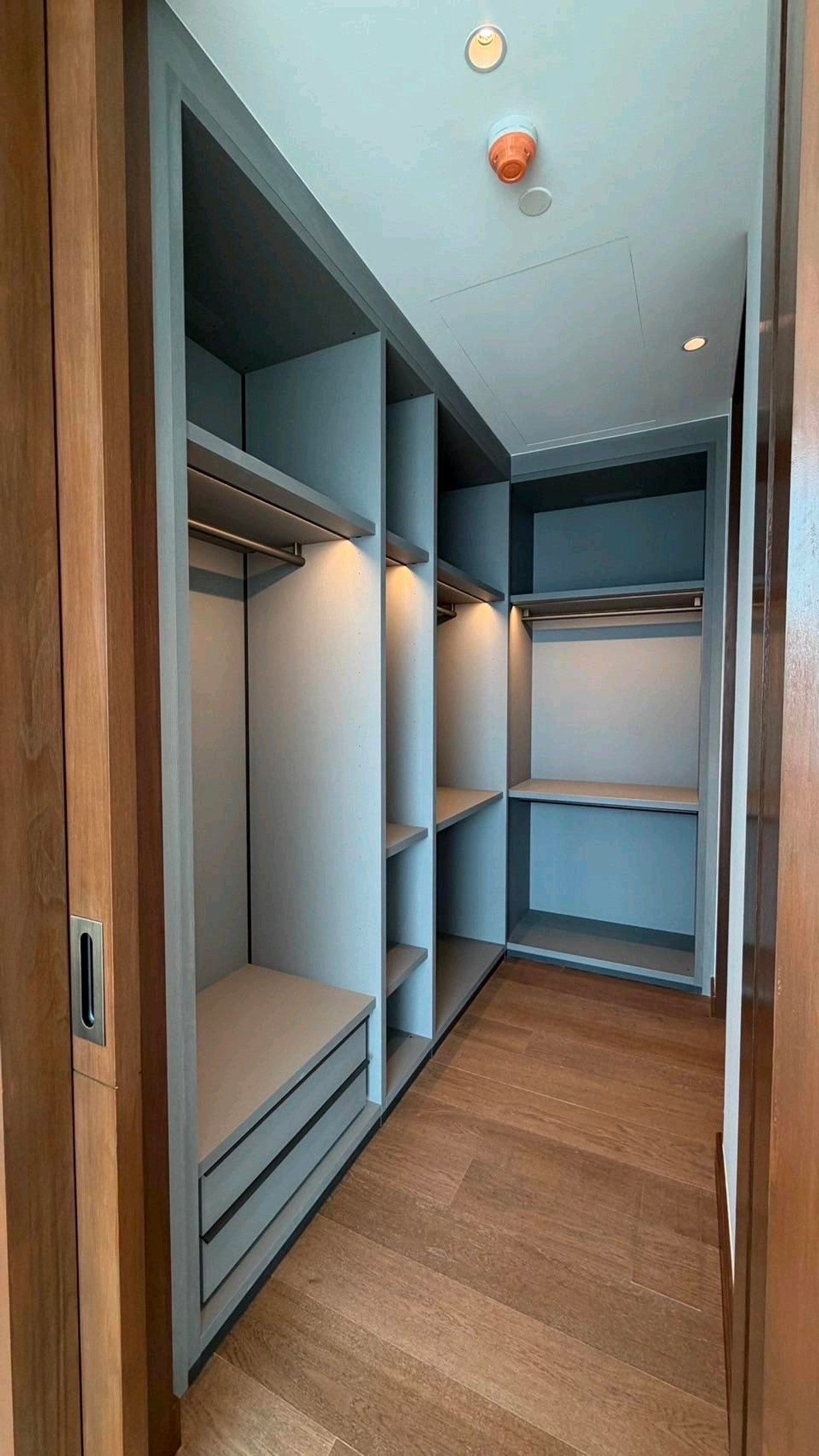 ขายคอนโดสีลม ศาลาแดง บางรัก : ขายคอนโดหรู Dusit Residences ใจกลางสีลม ทำเลศักยภาพสูง ใกล้ MRT สีลม เพียงไม่กี่ก้าว เชื่อมต่อย่านธุรกิจ CBD ได้อย่างสะดวก 