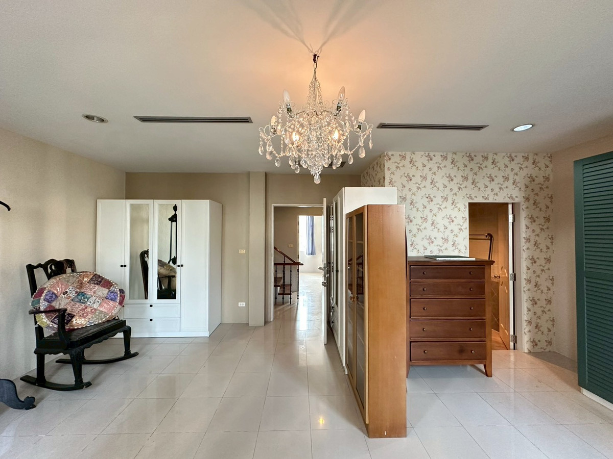 For SaleTownhomeSukhumvit, Asoke, Thonglor : Luxury townhouse in Thonglor area One of Bangkoks prime residential locations, suitable for families, executives, or foreigners who want to live in the heart of Sukhumvit. Large living space, complete functions, near BTS Thonglor. Community Mall restauran