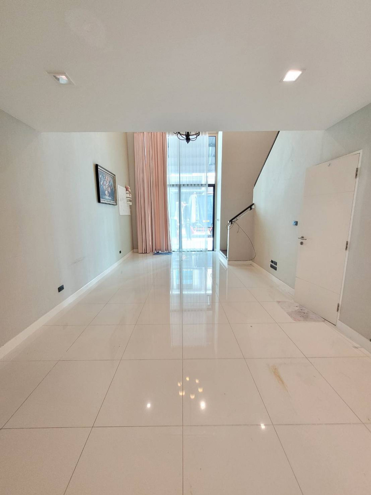 ขายทาวน์โฮมเกษตรศาสตร์ รัชโยธิน : ทาวน์โฮม 4ชั้น ซอยวิภาวดี64 เข้าออกได้หลายทาง ใกล้สนามบิน โถงเพดานสูง แบบ double volume ตกแต่งใหม่หมด