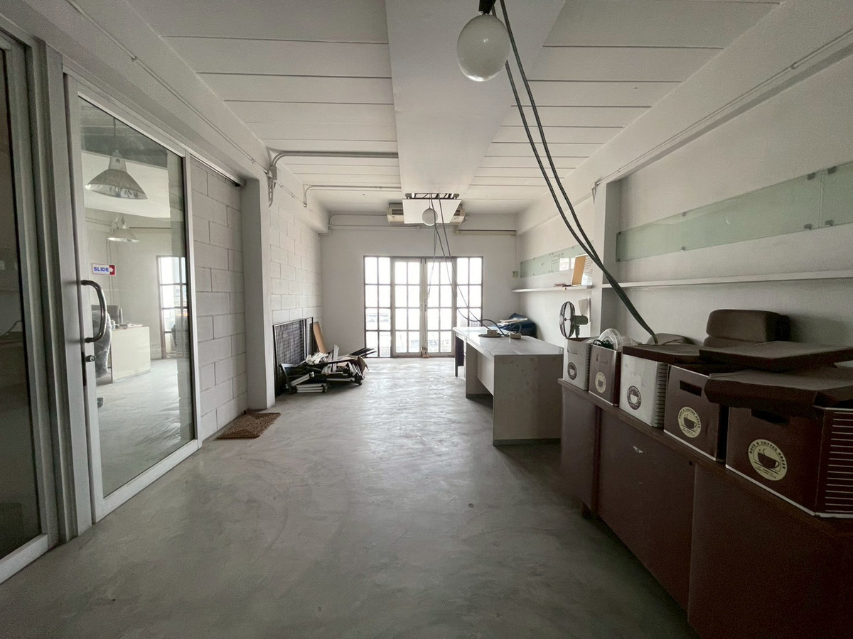 ให้เช่าอาคารพาณิชย์พัฒนาการ ศรีนครินทร์ : ให้เช่าอาคารพาณิชย์ 2 คูหา ตึกมุม ริมถนนพัฒนาการ ใกล้ซอยพัฒนาการ 30 (ซอยหมู่บ้านปัญญา)  อาคารพาณิชย์ขนาดใหญ่ เหมาะสำหรับทำสำนักงาน คลินิก สถาบันการศึกษา โชว์รูม หรือธุรกิจหลากหลายประเภท ทำเลติดถนนใหญ่ เดินทางสะดวก