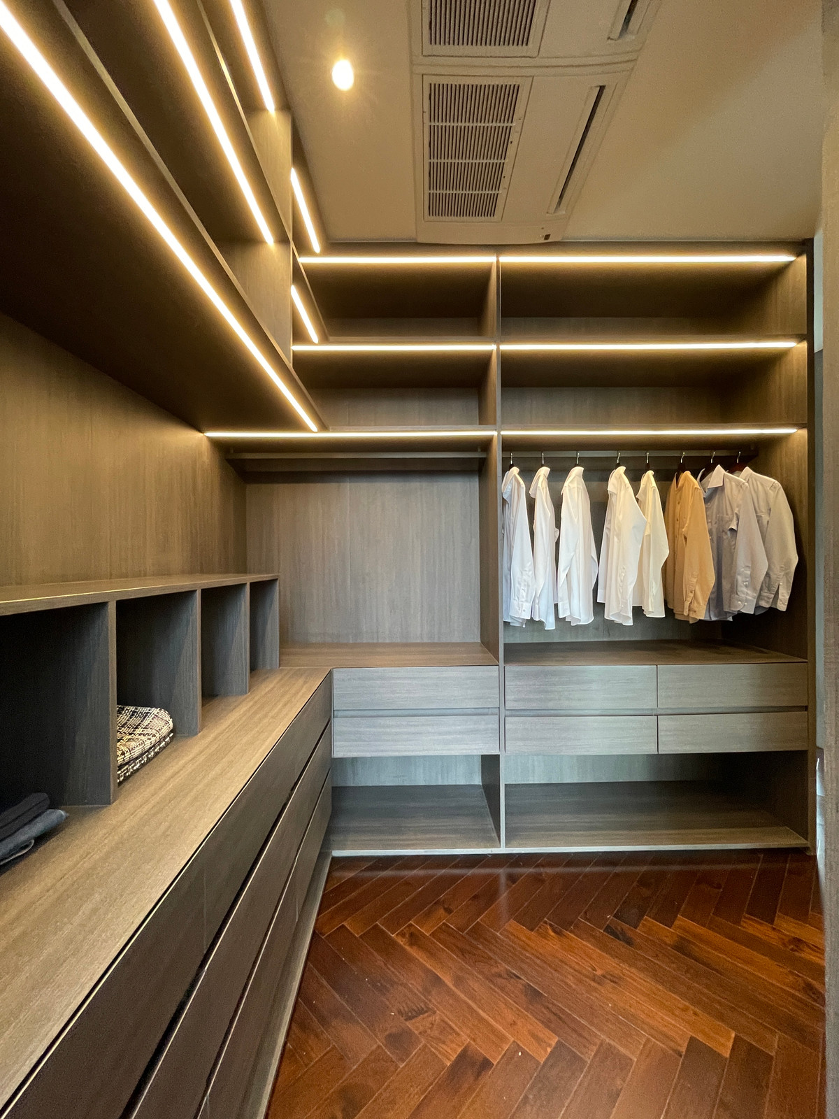 ขายบ้านเลียบทางด่วนรามอินทรา : "หนึ่งเดียวบนเลียบด่วน! Cira Residences บ้านเดี่ยว Ultra-Luxury 3.5 ชั้น พื้นที่ 845 ตร.ม. พร้อมสระว่ายน้ำส่วนตัว | ใกล้ทองหล่อ-พระราม 9 เพียงไม่กี่นาที (สังคมส่วนตัวเพียง 9 ยูนิต)"