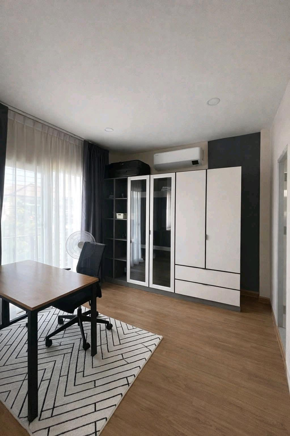 ให้เช่าบ้านปทุมธานี รังสิต ธรรมศาสตร์ : 🏡 "ให้เช่าบ้านเดี่ยว"
 หมู่บ้าน​เซ็นโทร พหล-วิภา2 ทำเลดีมาก ใกล้ ฟิวเจอร์ปาร์ค
🔥  เฟอร์นิเจอร์ครบพร้อมเข้าอยู่ได้เลย
