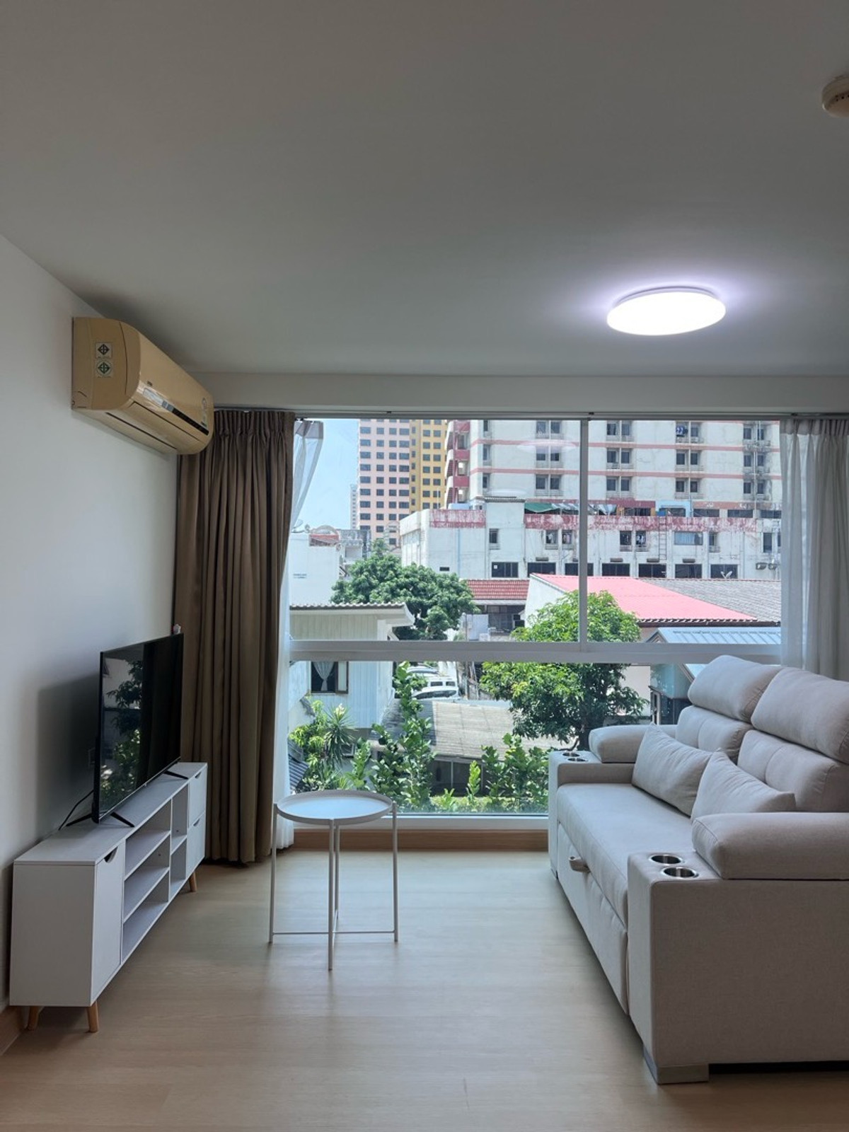 ให้เช่าคอนโดอารีย์ อนุสาวรีย์ : วิวสระว่ายน้ำ 67 ตรม 2 นอน เงียบสงบมาก