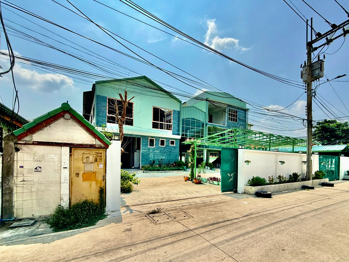 For RentOfficeRattanathibet, Sanambinna : 📢 [For Rent] Prime Office & Warehouse Complex – Rewadee Soi 7, near Nonthaburi Government Center! 🏢✨  Spacious area with versatile functions, perfect for a modern office, warehouse, or distribution center.