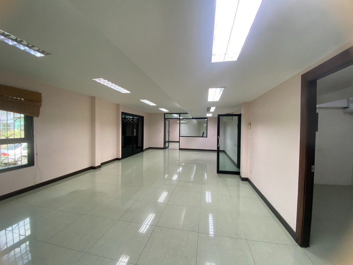 For RentOfficeVipawadee, Don Mueang, Lak Si : 🏬 Luxury Office Building for Rent 📐️Usable area 728 sqm. ✈️Close to Don Mueang International Airport 