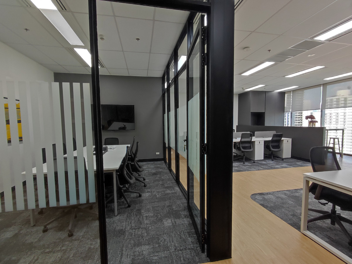 ให้เช่าสำนักงานนานา : ออฟฟิศ สำนักงานให้เช่า ตกแต่งพร้อมเข้าอยู่ สุขุมวิท นานา (Office For Rent) อาคาร เจแอลเค ทาวเวอร์ ( JLK Tower Office Building ) พื้นที่สำนักงาน ขนาด 116 ตารางเมตร ใกล้รถไฟฟ้า BTSนานา, วัฒนา, สุขุมวิท, อโศก, เพลินจิต