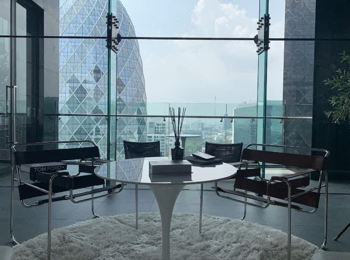 For RentCondoAri,Anusaowaree : 🩷 Noble Around Ari line @900cqqhk 
Room size 27 sq m., high floor 33 
2 in 1 function L-shaped sofa that can be adjusted freely. Complete with a multi-purpose foldable bed and a table that can be adjusted as desired.
✅ Fully furnished as shown in picture,